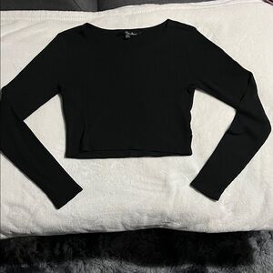 Black Ribbed Long-Sleeve Cropped Tee